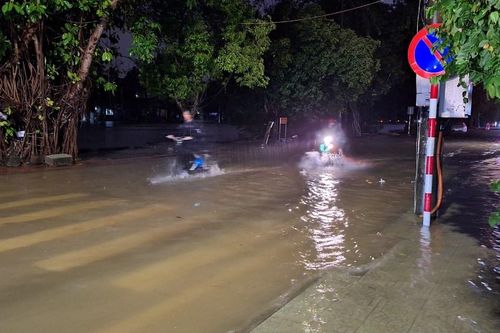 Người dân Thừa Thiên - Huế tất tả chạy lũ trong đêm