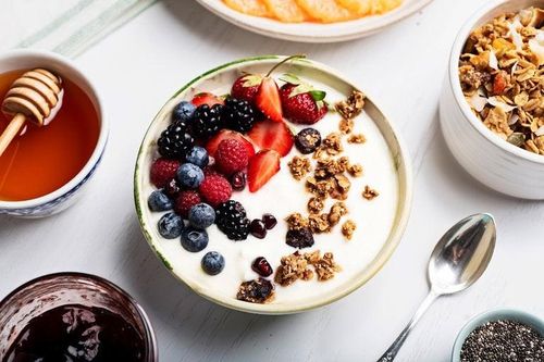 Bữa sáng cân bằng dinh dưỡng với sữa chua Hy Lạp cùng các loại hạt và trái cây tươi