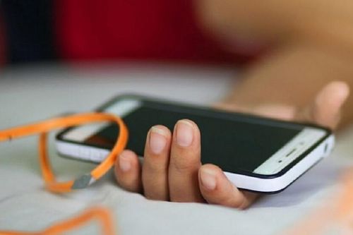 Nữ sinh lớp 11 tử vong vì cắm sạc điện thoại