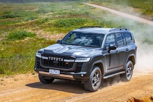 Toyota Land Cruiser sắp có động cơ hoàn toàn mới