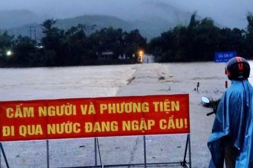 Mưa lớn gây sạt lở ngập lụt, chia cắt nhiều tuyến đường miền núi Quảng Ngãi
