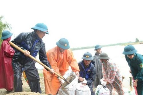 Quảng Nam: Cả làng đội mưa vá bờ sông sạt lở