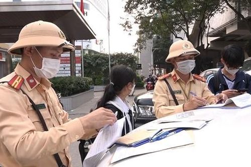 Hà Nội: Người dân 'ngơ ngác' khi bị phạt vì đi bộ sang đường không đúng quy định
