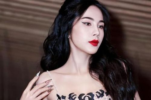 Thủy Tiên lên tiếng thông tin bị hủy show phút chót