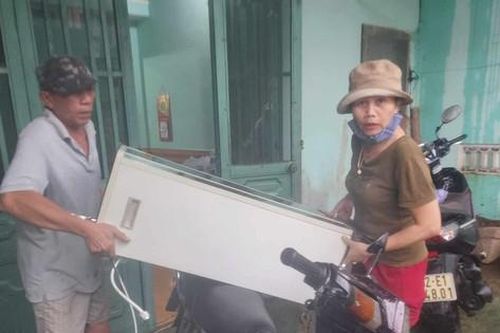 Nước lũ tràn về, người dân Quảng Nam hối hả kê đồ lên cao