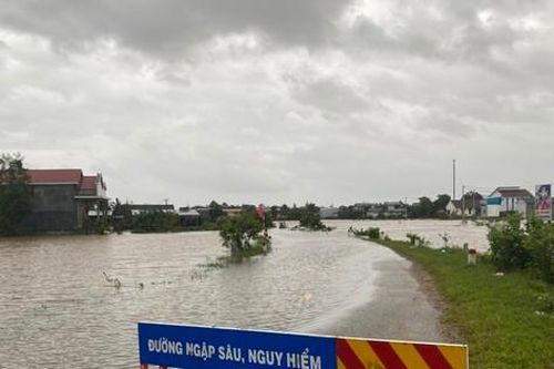 Mưa lớn gây ngập lụt nhiều nơi tại TT-Huế, học sinh một huyện phải nghỉ học