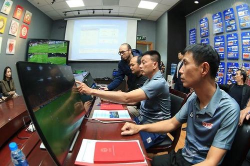 Bóng đá Việt Nam đào tạo thêm 13 trọng tài VAR