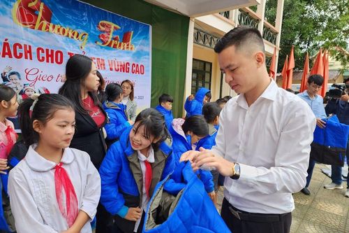 Trao sách và áo ấm cho học sinh vùng cao Thanh Hóa