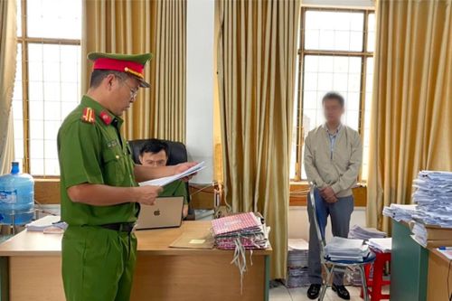 Tạm giữ nhân viên phòng đăng ký đất đai tỉnh Gia Lai vì nhận hối lộ