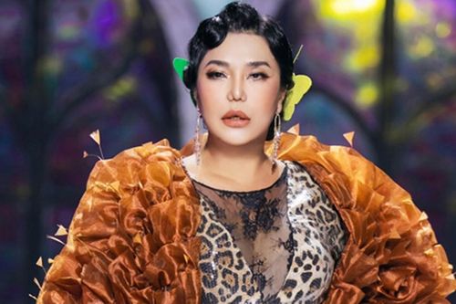 Cindy Thái Tài tự tin catwalk, khoe dáng khi làm vedette