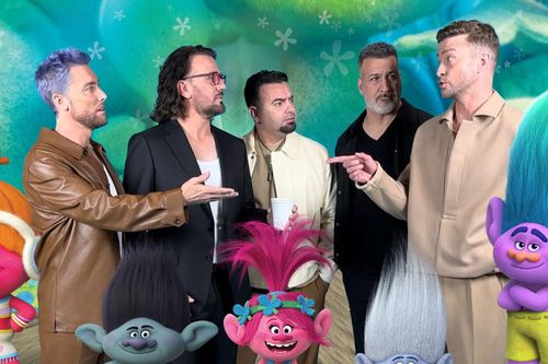 Boyband huyền thoại NSYNC tái hợp sau 20 năm hát nhạc phim Quỷ lùn tinh nghịch 3