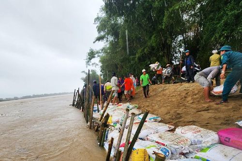Gần 200 người đội mưa 'vá' bờ sông sạt lở