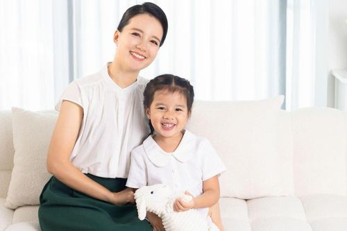 Cùng MC Minh Trang - mẹ 4 con 'mát tay' chăm con khỏe, ít cảm ho