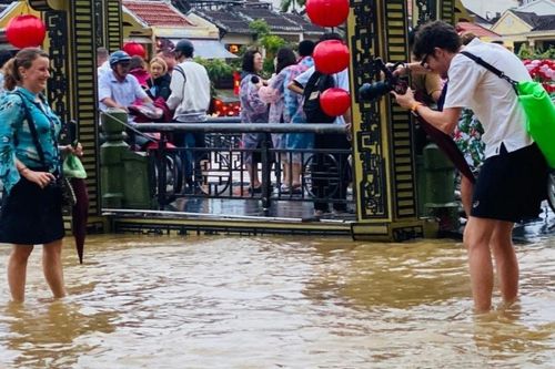 Khách Tây thích thú lội nước chụp ảnh, chèo thuyền tham quan Hội An mùa nước lũ