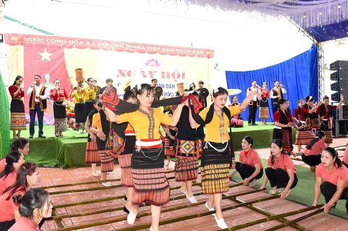 Phó Chủ tịch Thường trực UBND tỉnh Lê Hồng Vinh vui Ngày hội Đại đoàn kết cùng người dân Anh Sơn