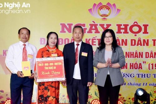 Bí thư Đảng ủy Khối Các cơ quan tỉnh dự Ngày hội Đại đoàn kết tại thị xã Cửa Lò