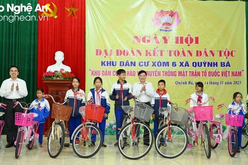 Phó Bí thư Thường trực Tỉnh ủy Nguyễn Văn Thông chung vui Ngày hội Đại đoàn kết toàn dân tộc tại huyện Quỳnh Lưu