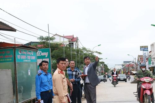 Chính quyền địa phương cần phối hợp với đơn vị quản lý để xử lý các trường hợp vi phạm hành lang an toàn giao thông