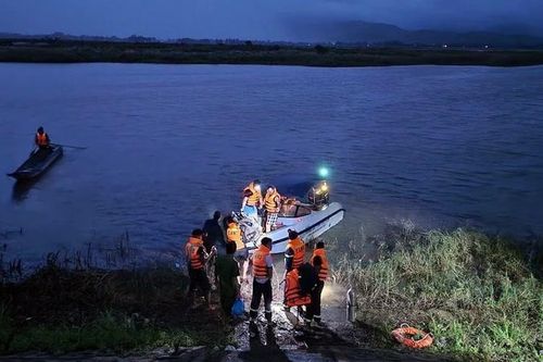 Tai nạn do bất cẩn khiến 4 học sinh mất tích và 1 em tử vong