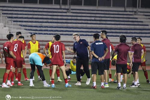 Đội tuyển Việt Nam tập trung cao độ trong buổi rèn quân trên sân Rizal Memorial