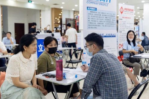 Từ bỏ công việc mơ ước, nhiều thanh niên Trung Quốc nhận việc nhà nước tạm thời
