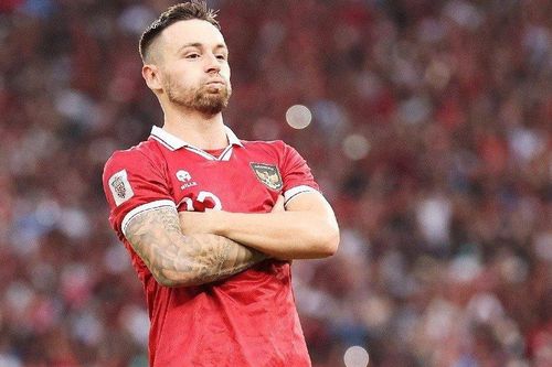 Tiền vệ Indonesia bị đối thủ dọa 'đốn gãy chân'