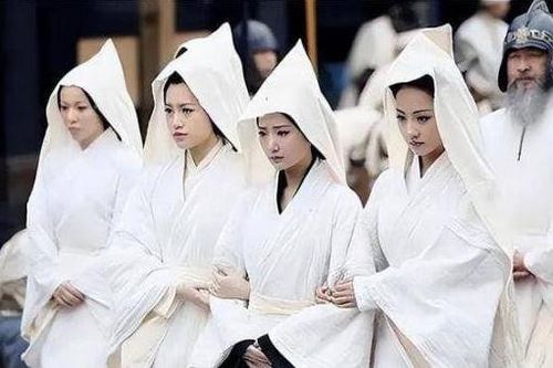 Tổ tiên dặn: 'Dù đói đến đâu, cũng đừng ăn đồ cúng ở mộ, dù mệt đến đâu cũng đừng ngồi trên đùi người khác', câu này có ý nghĩa gì?