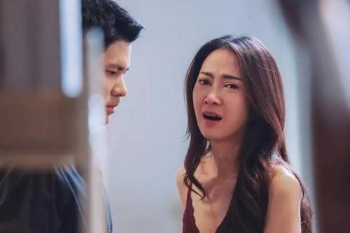 Anh chồng mang con gà đến quậy tung tiệc tân gia khiến chúng tôi muối mặt