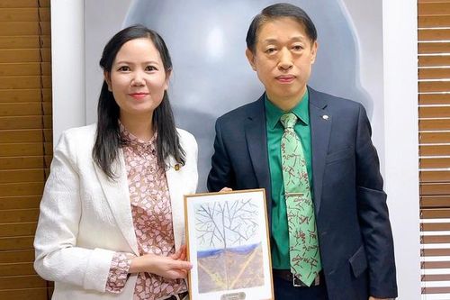 Họa sĩ Kim Đức tặng tranh cho Chủ tịch Hiệp hội nghệ thuật Hàn Quốc
