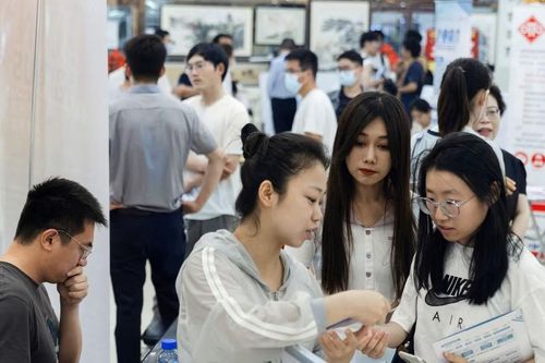 Sinh viên Trung Quốc kìm hãm ước mơ nghề nghiệp, nhận công việc tạm thời của chính phủ