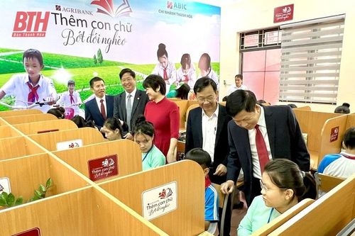 Trao tặng tủ sách, thiết bị học tập tại Trường Phổ thông Dân tộc nội trú THCS Thường Xuân