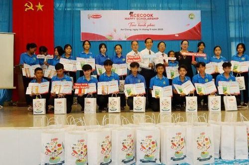 Trao Học bổng Acecook Happy Scholarship cho học sinh Trường Trung cấp nghề Dân tộc nội trú An Giang