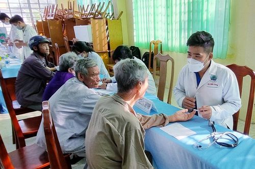 Khám bệnh, phát thuốc miễn phí và tặng quà cho 200 hộ nghèo, khó khăn xã An Bình