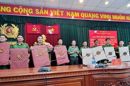 An Giang tiếp nhận và phân công cán bộ đến nhận công tác tại công an các xã biên giới