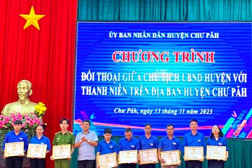 Chủ tịch UBND huyện Chư Păh đối thoại với thanh niên