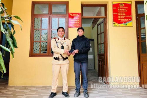 Nhặt được của rơi, chiến sĩ công an trả lại người đánh mất