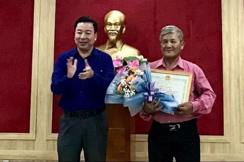Khen thưởng công dân có thành tích dũng cảm bắt đối tượng nghiện ma túy trộm cắp tài sản