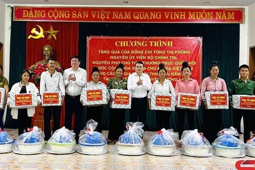 Chuyển trao quà của đồng chí Tòng Thị Phóng, nguyên Phó Chủ tịch Thường trực Quốc hội cho cụm dân cư Tằng Khẻ