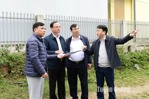 Đồng chí Phó Chủ tịch UBND tỉnh Nguyễn Mạnh Tuấn kiểm tra xây dựng tuyến đường từ xã Hồng Thái đi xã Yên Hoa