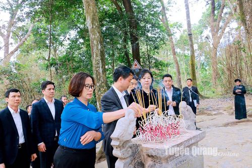 Trung ương Hội Nông dân Việt Nam và Hội Nông dân các tỉnh dâng hương tại Khu di tích Quốc gia đặc biệt Tân Trào