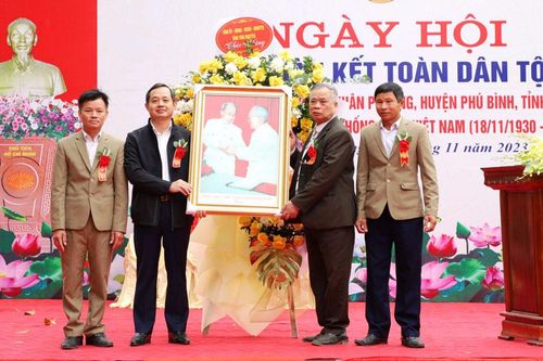 Đồng chí Phó Bí thư Thường trực Tỉnh ủy chung vui Ngày hội Đại đoàn kết tại khu dân cư