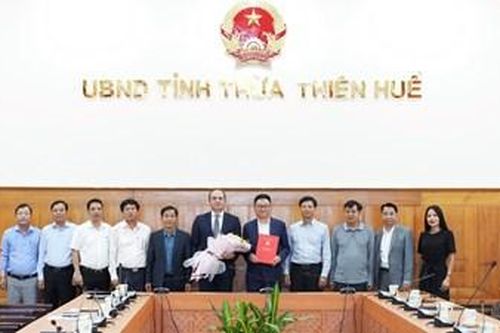 Trao giấy chứng nhận đầu tư dự án Nhà máy chế biến cát thạch anh công nghệ cao Creanza
