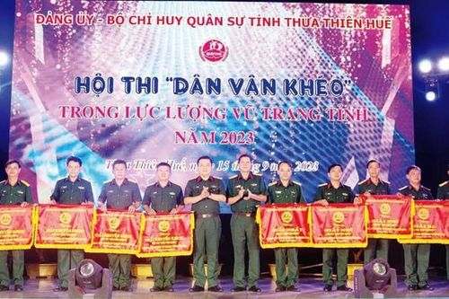 'Cùng ăn, cùng ở, cùng làm' với dân