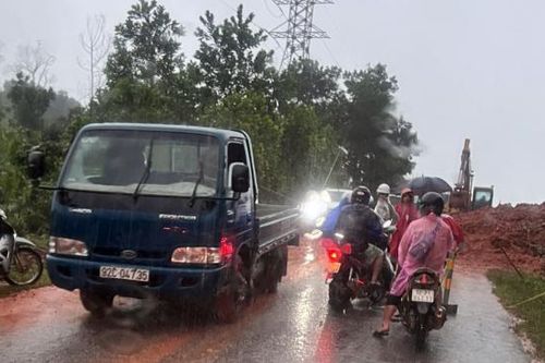 Mưa lớn gây sạt lở, sập nhiều nhà dân ở Quảng Nam
