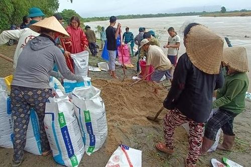 Hàng trăm người khẩn cấp 'vá'.... bờ sông Vu Gia bị sạt lở nghiêm trọng