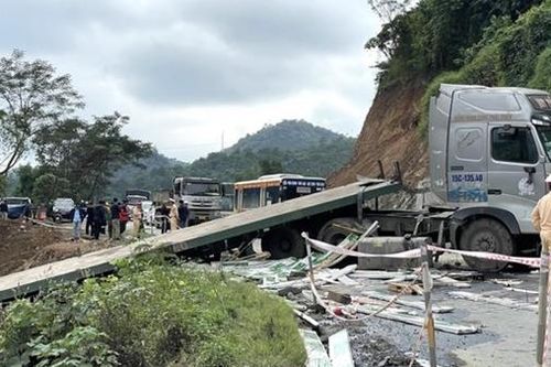 Xe đầu kéo tông ô tô, gây tai nạn liên hoàn tại Dốc Cun