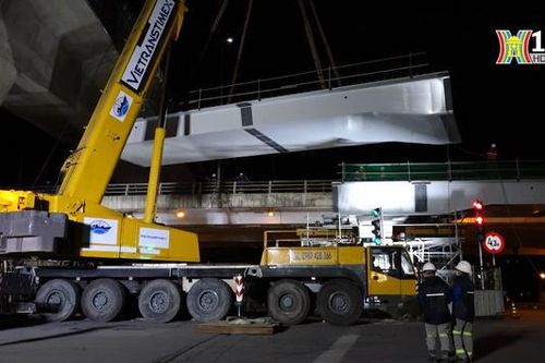 Hợp long một nhánh cầu vượt nút giao Mai Dịch