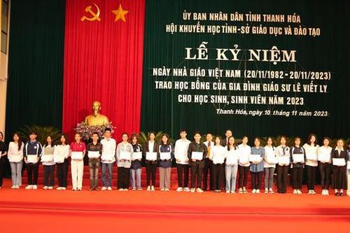 Thanh Hóa: Trao tặng gần 2 tỉ đồng tiền thưởng, học bổng khuyến học - khuyến tài