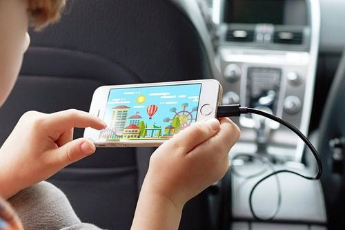 Cách phòng tránh tai nạn đáng tiếc xảy ra với trẻ khi dùng điện thoại?