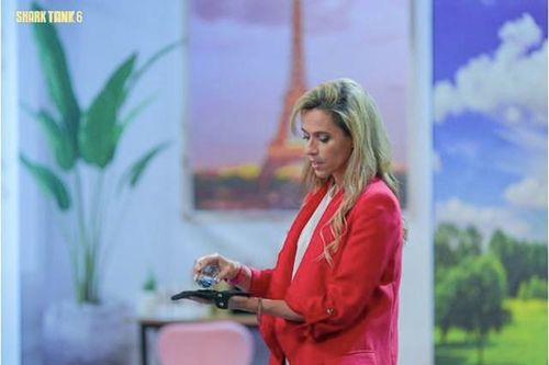 Nữ founder người Pháp đem sản phẩm 'cứu cánh' cho chị em lên Shark Tank, Shark Bình hứng thú chốt deal ngay